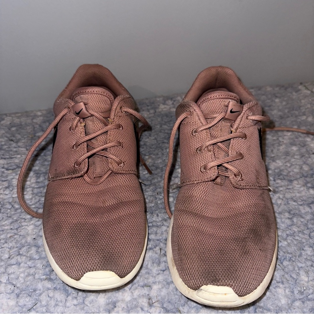 Nike Women’s Pink Taupe Roshe Run - Size 7.5 - Picture 3 of 10
